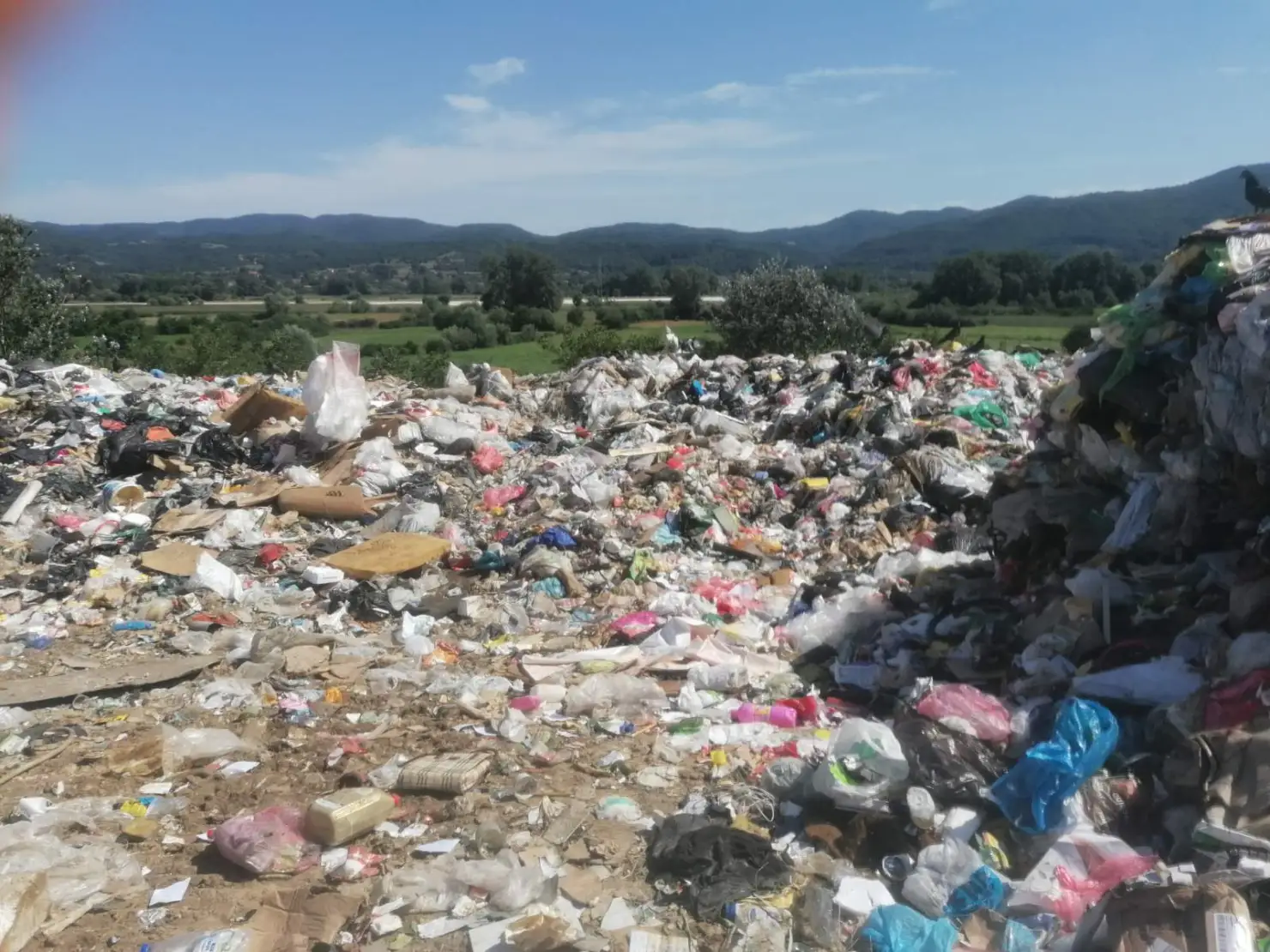 Serijal „Politika odozdo”: Građani u Kraljevu izborili više novca iz budžeta za sprečavanje požara na deponiji, sada kontrolišu da li se posao obavlja