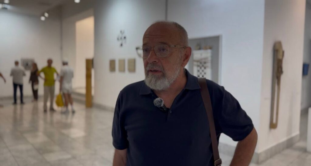 „Moraš svoj dar upotrebiti i baviti se onim što je oko tebe“: Otvorena izložba „Crno-beli svet“ Radeta Markovića