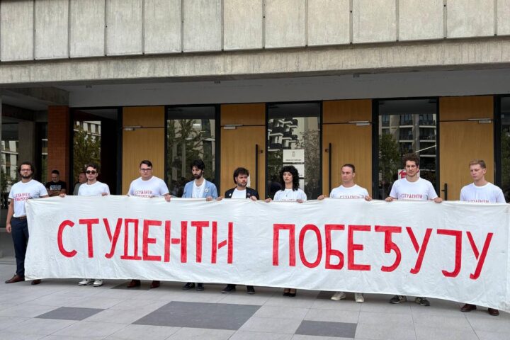 Optužni studenti nakon izlaska iz sudnice