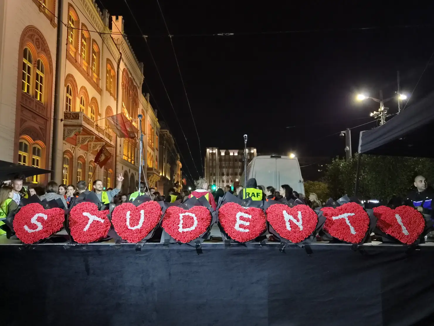 Sve tri kolone šetača stigle na Studentski trg, dočekao ih veliki broj građana