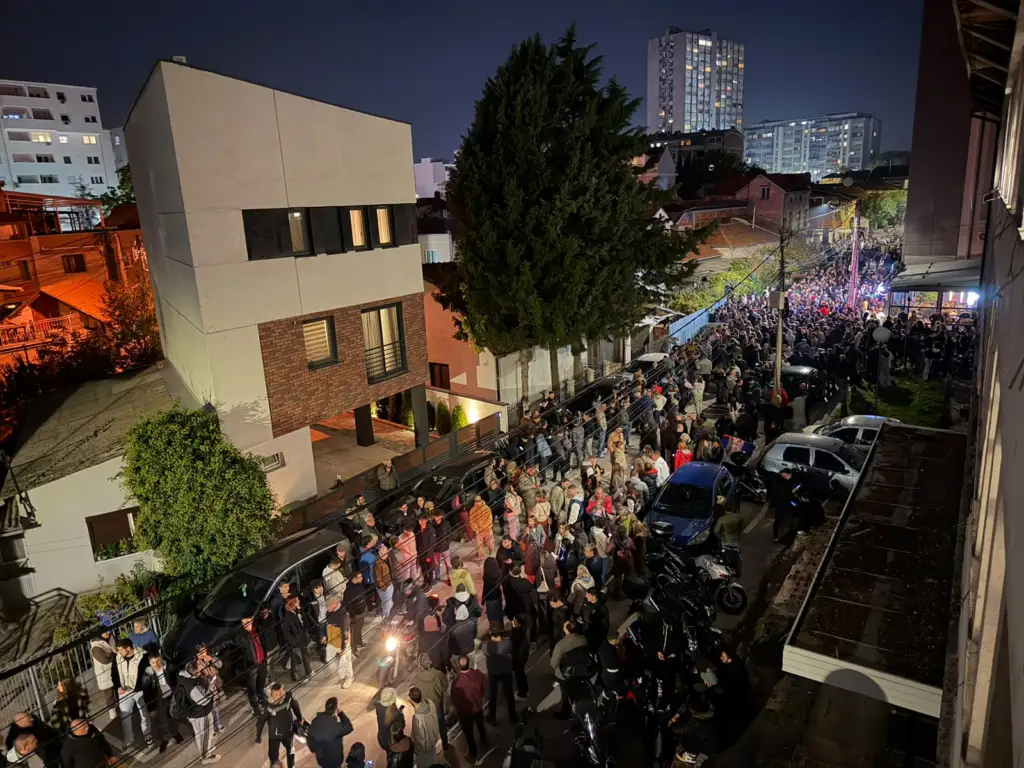 Slavlje ispred Studentskog izbornog štaba u Nišu