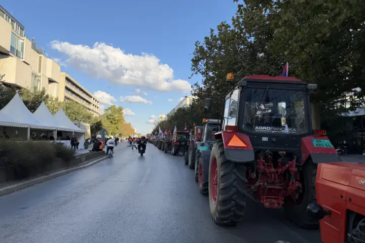 Traktori u Novom Sadu na skupu SNS