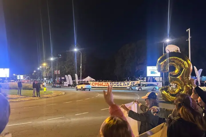 Skupljanje pristalica SNS i SL na Novom Beogradu